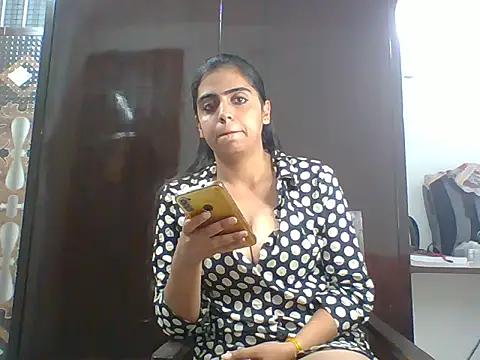 Loveuu-queen from StripChat is Freechat