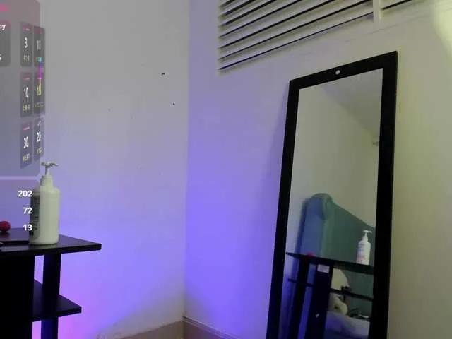 AlexaFoxy18 on BongaCams