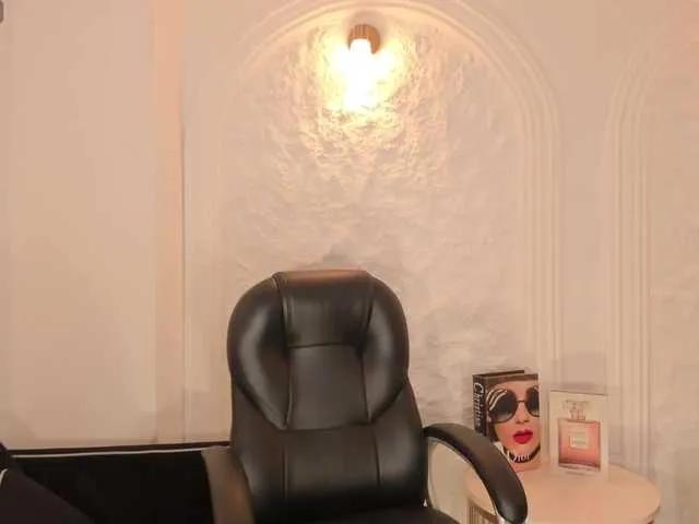 MilaColeman — Hi everyone, I'm MILA, I like to kiss my breasts and see them come while they look at me