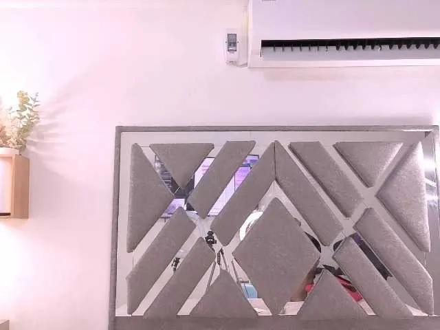 nahomy-ryans — It turns me on when you look at me intently, when you make me imagine what you would do with me... I love intense games, sincere moans and when they make me lose control with pleasure. If you know how to do it, you will be left wanting more 