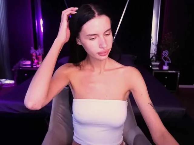 SnowWhiteee on BongaCams