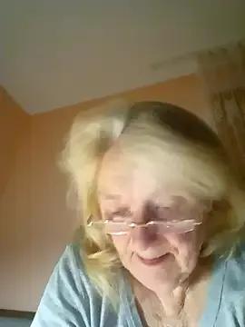 AmyLove353 on StripChat