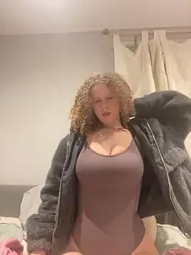 Bellaxo_1 on StripChat 