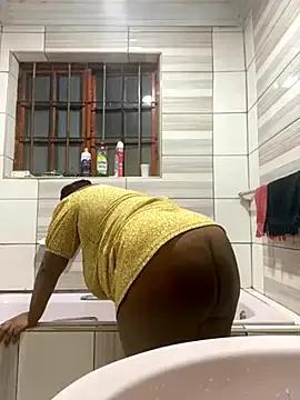 Missmoox24 on StripChat 