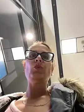 NataKitten — Bra off in public, show&shake tits